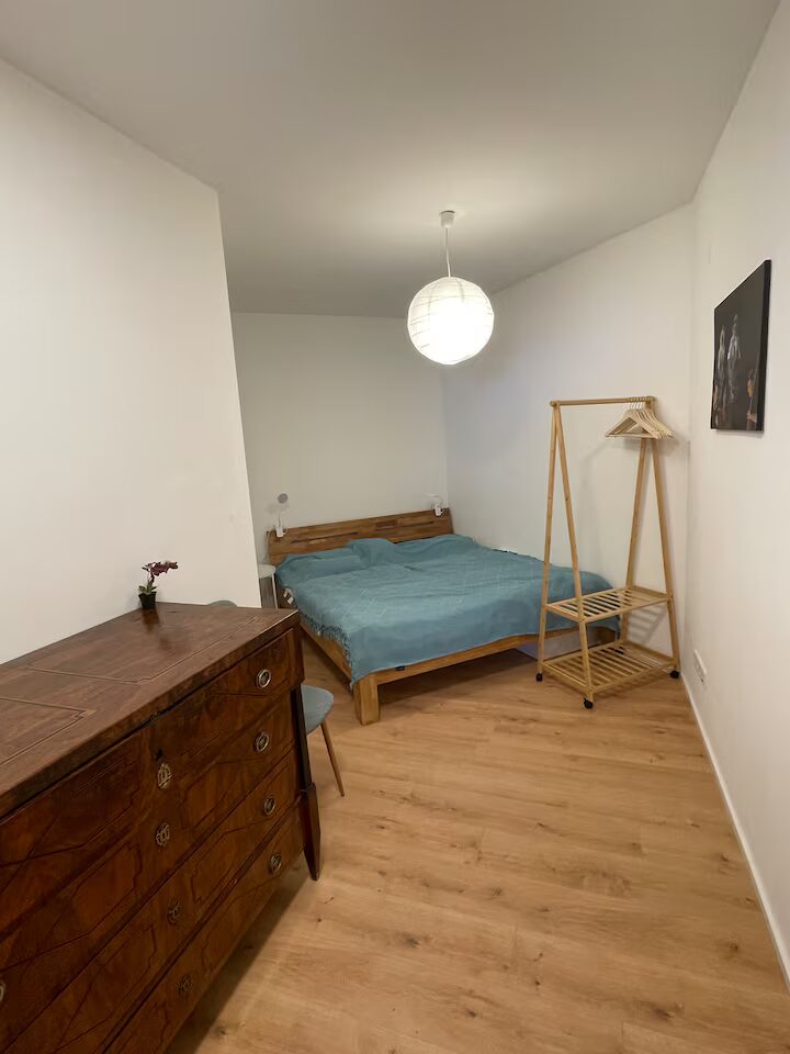 Schlafzimmer mit Doppelbett